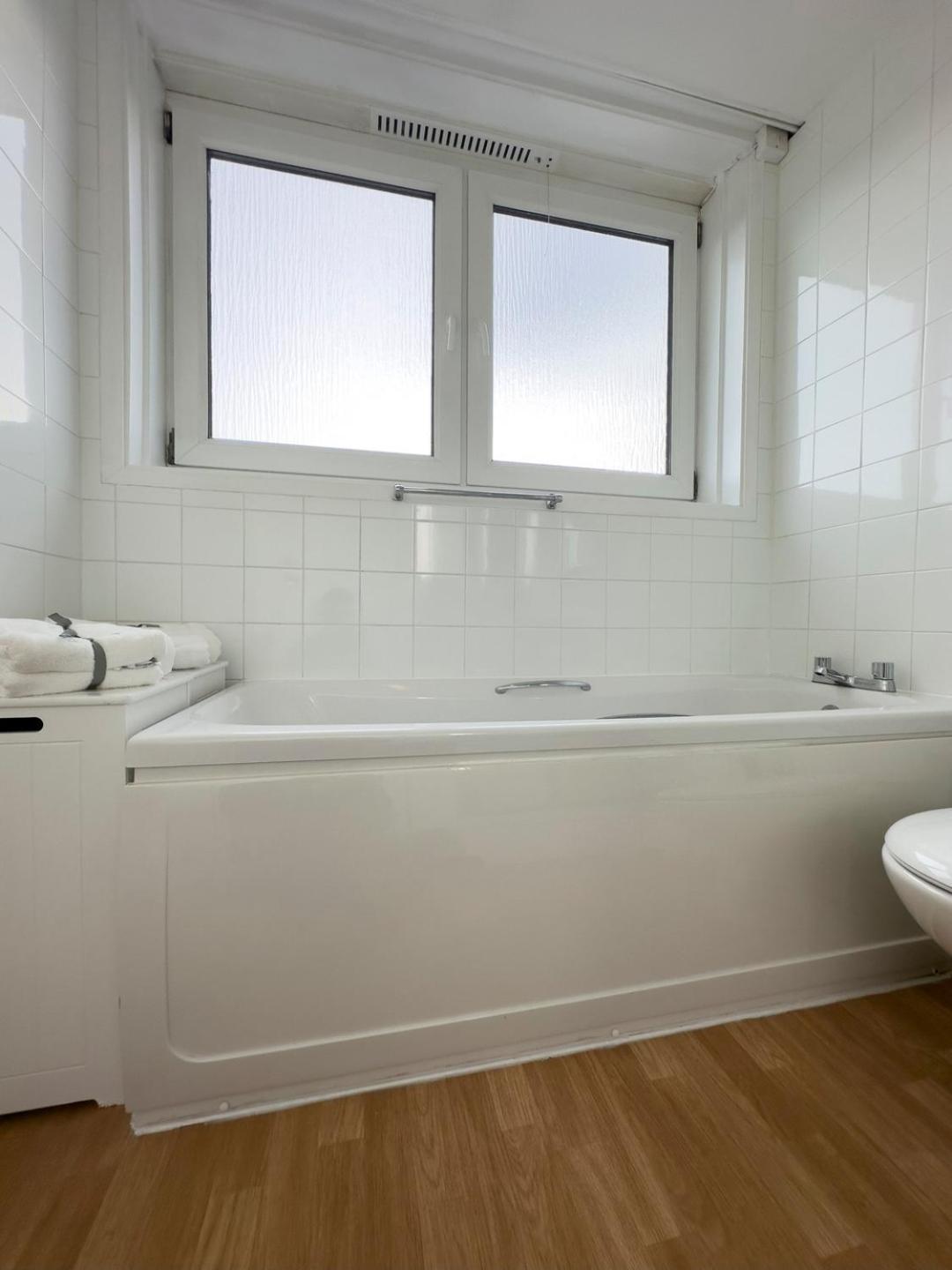 Scandi Style Apartment With Stunning Views 林利斯戈 外观 照片